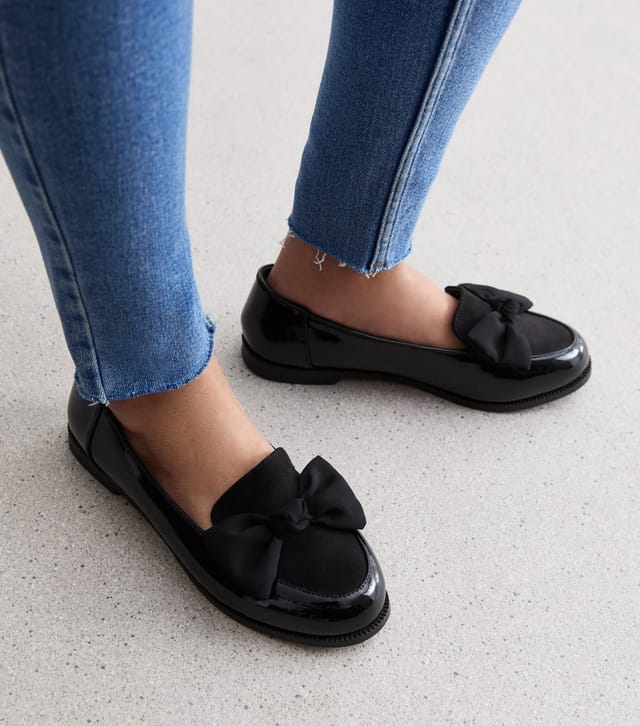 New Look Women's Wide Fit Black Patent Bow Front Loafers New Look - 2