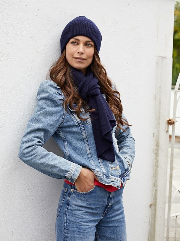 Cove Cove Women's Ribbed Cashmere Beanie in Navy - 2