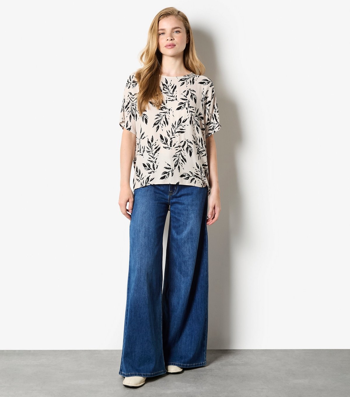 Apricot Women's Stone Leaf Print T-Shirt Apricot New Look - 4