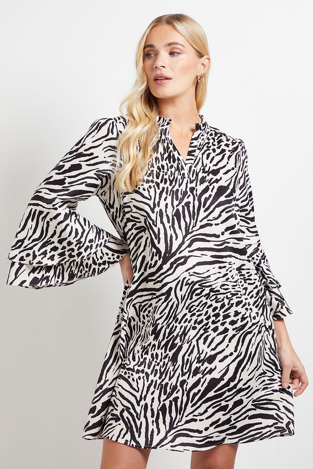Wallis Wallis Women's Petite Printed Ruffle Sleeve Shift Dress in Mono
