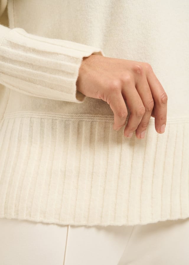 Truly Truly Women's Funnel Neck Jumper in White - 2
