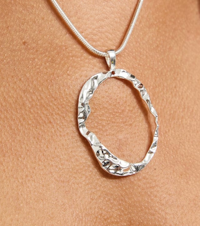 New Look Silver Tone Beaten Oval Pendant Necklace New Look - 2