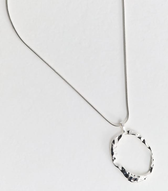 New Look Silver Tone Beaten Oval Pendant Necklace New Look - 3