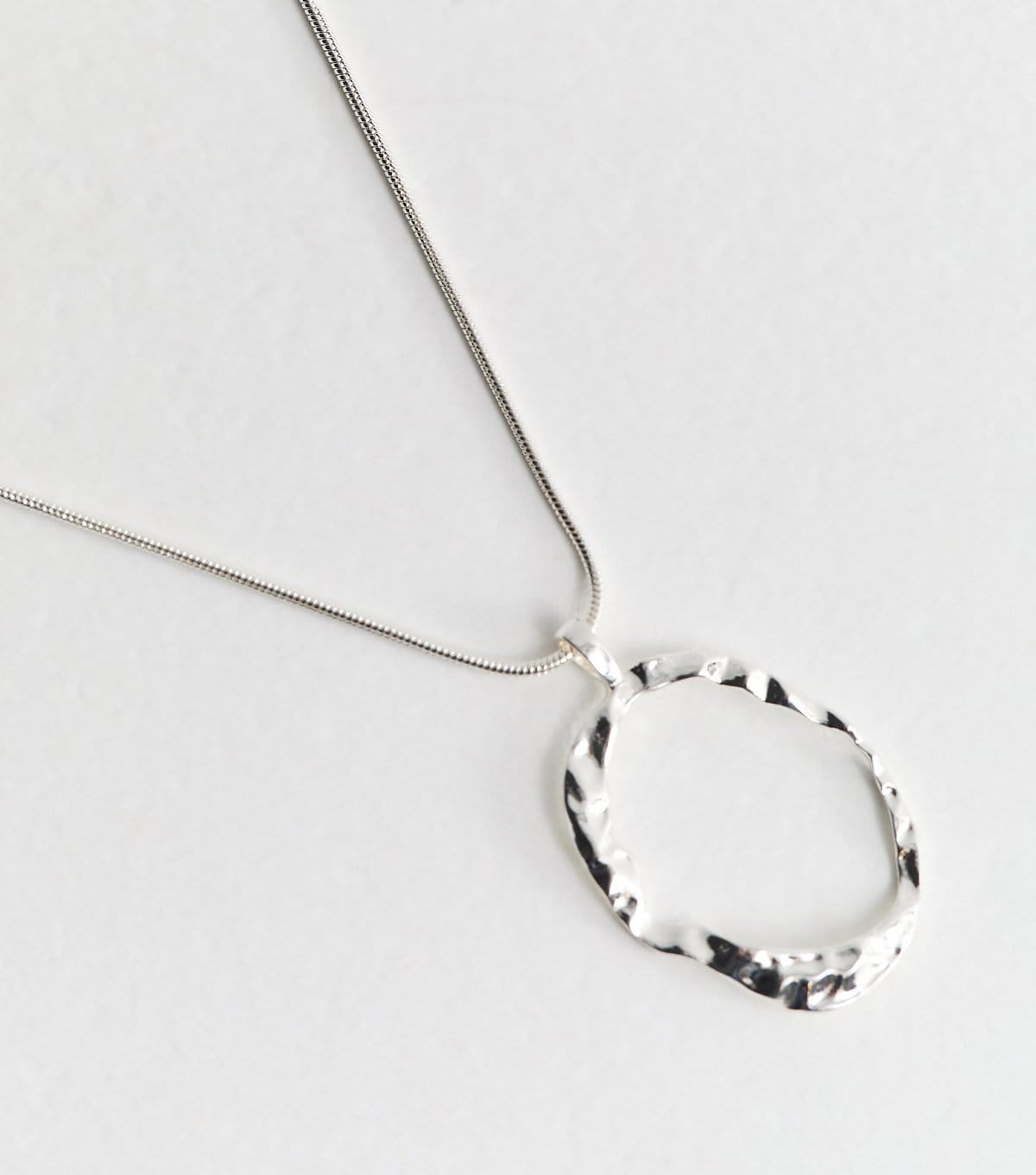 New Look Silver Tone Beaten Oval Pendant Necklace New Look - 4
