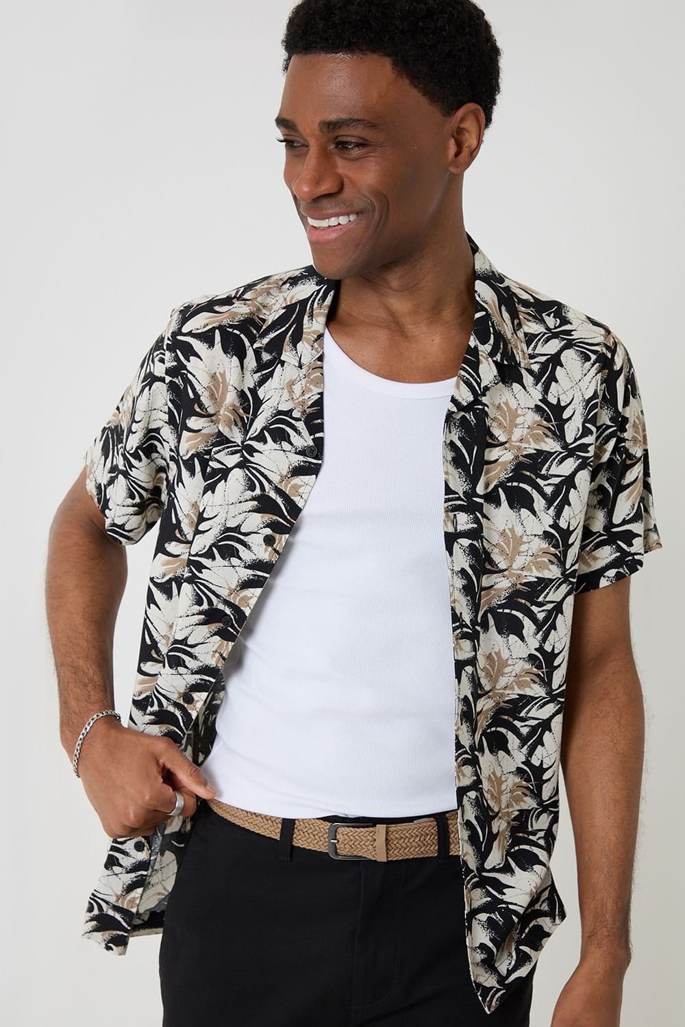 Threadbare Threadbare Men's Abstract Print Relaxed Fit Short Sleeve Shirt in Black - 4