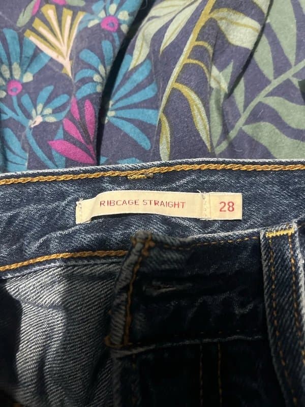 Levis Levi’s rib cage straight size 28 pale/blue denim boots cut jeans