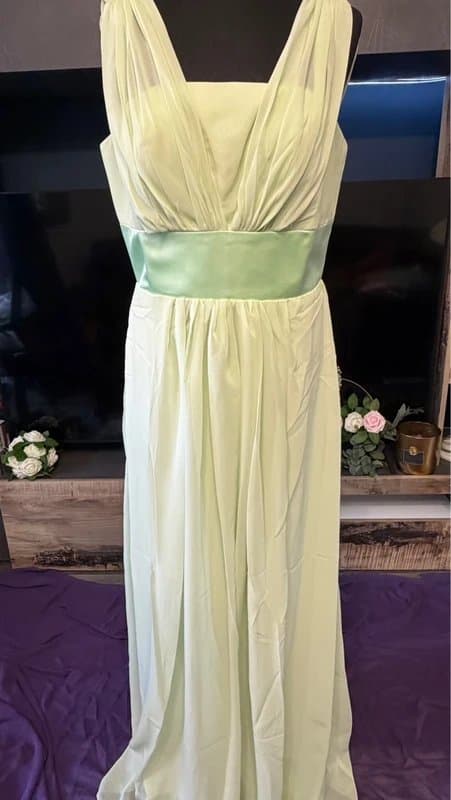 Wedding NWT beautiful chiffon pistachio green evening/bridesmaid/prom dress size 16