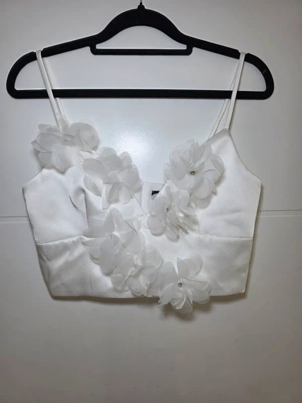 New Look Womans New Look white Flower cropped top
