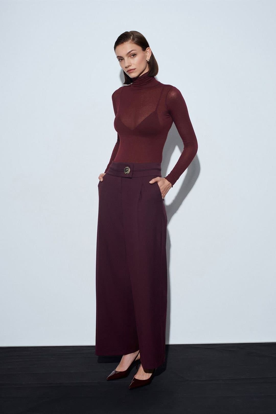 Dilvin Dilvin Women's High-Waist Wide-Leg Crepe Trousers in Burgundy