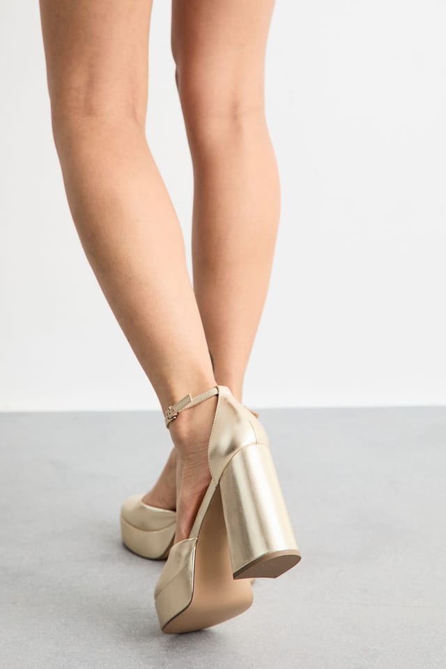 Faith Faith Women's : Cadence Faux Metallic Leather Closed Toe Chunky Platform Heeled Shoes in Gold - 3
