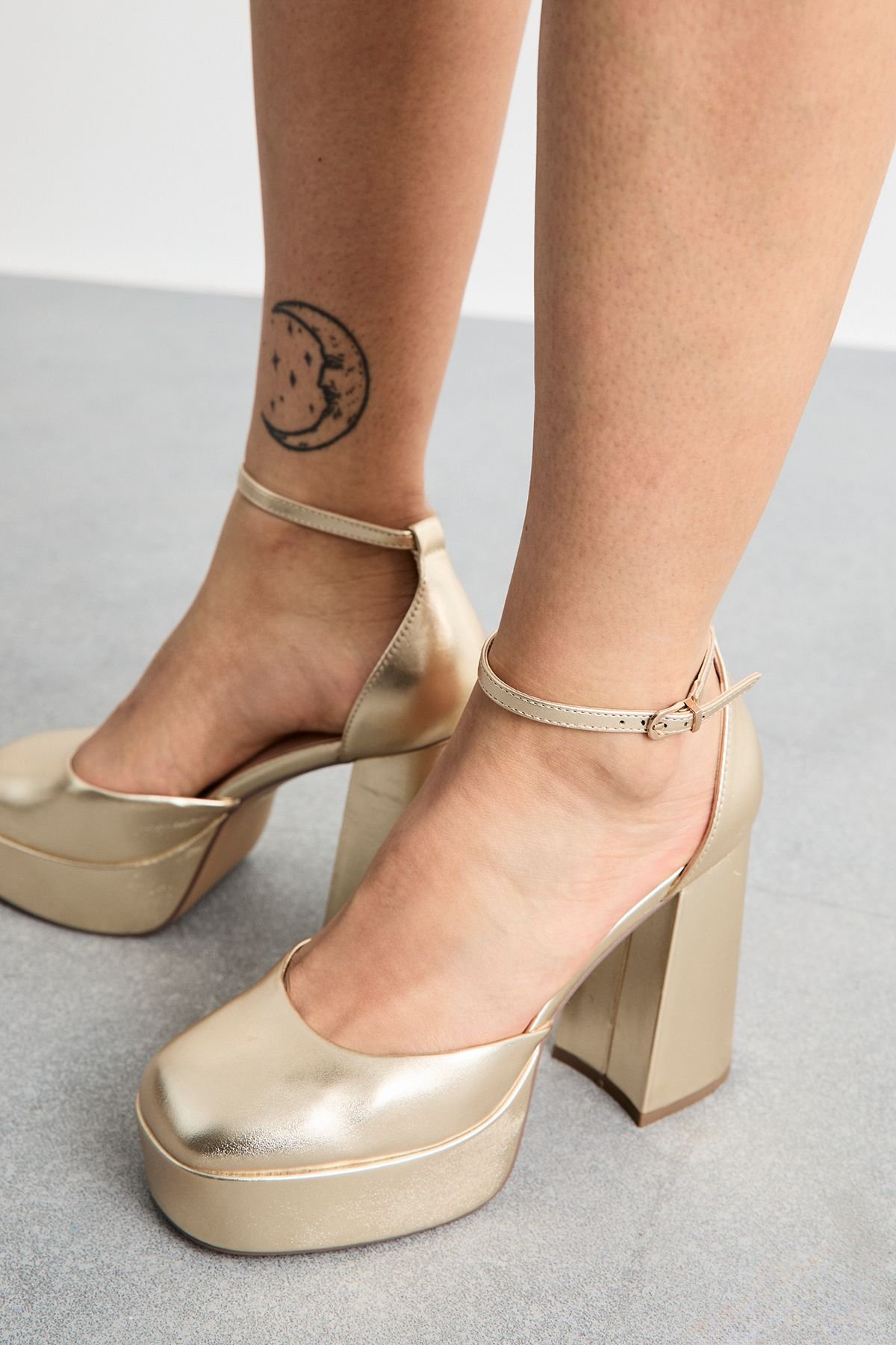 Faith Faith Women's : Cadence Faux Metallic Leather Closed Toe Chunky Platform Heeled Shoes in Gold - 4