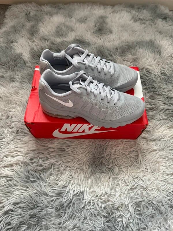 Nike BNIB Women’s Nike Air Max Invigor Size 6.5 Wolf Grey/White Trainers