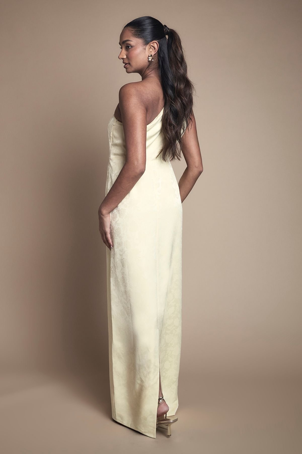 Oasis Oasis Women's One Shoulder Satin Jacquard Bridesmaid Maxi Dress in Butter - 3