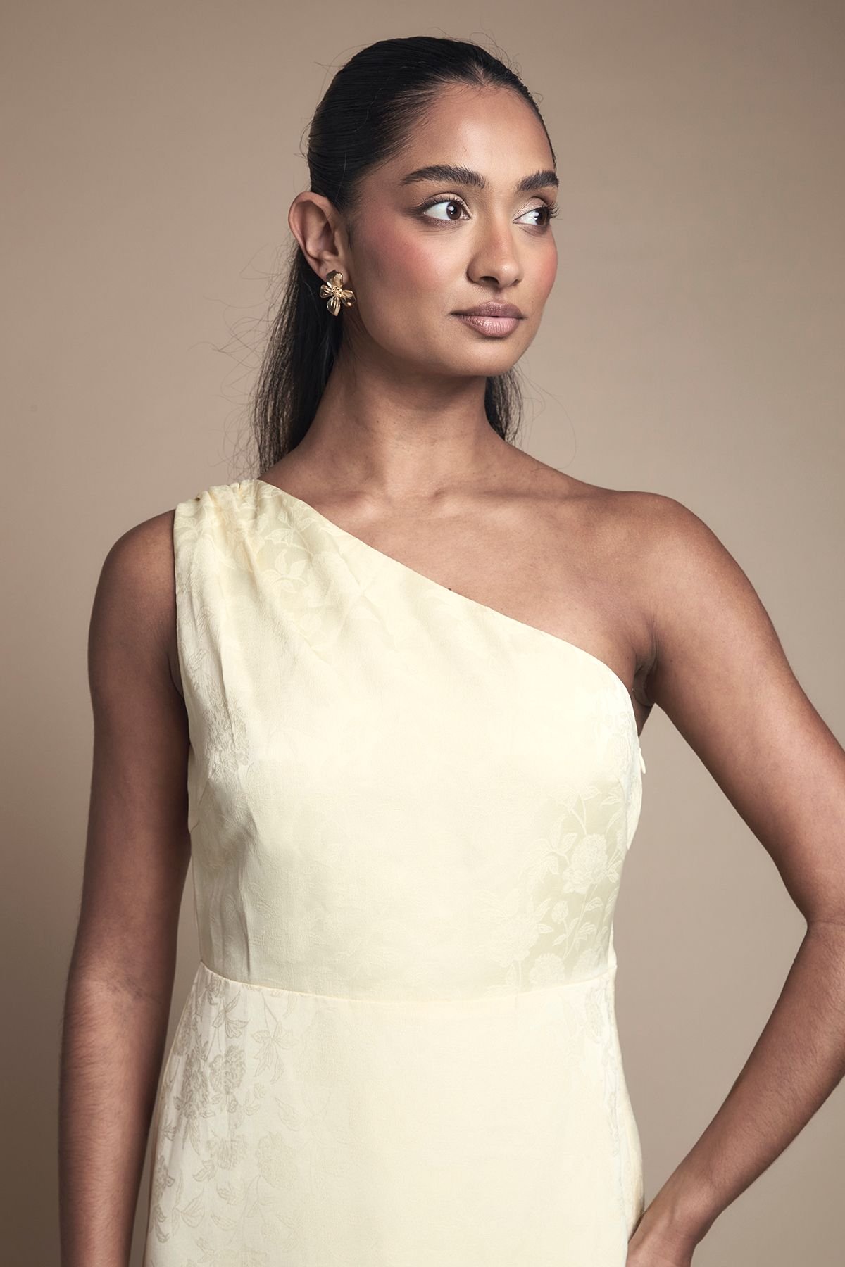 Oasis Oasis Women's One Shoulder Satin Jacquard Bridesmaid Maxi Dress in Butter - 4