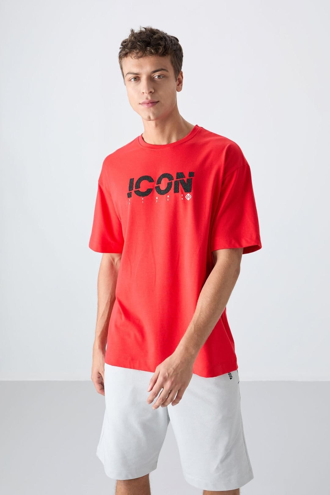 Tommy Life Tommy Life Men's Oversized Logo Print Crew Neck T-Shirt in Red - 4