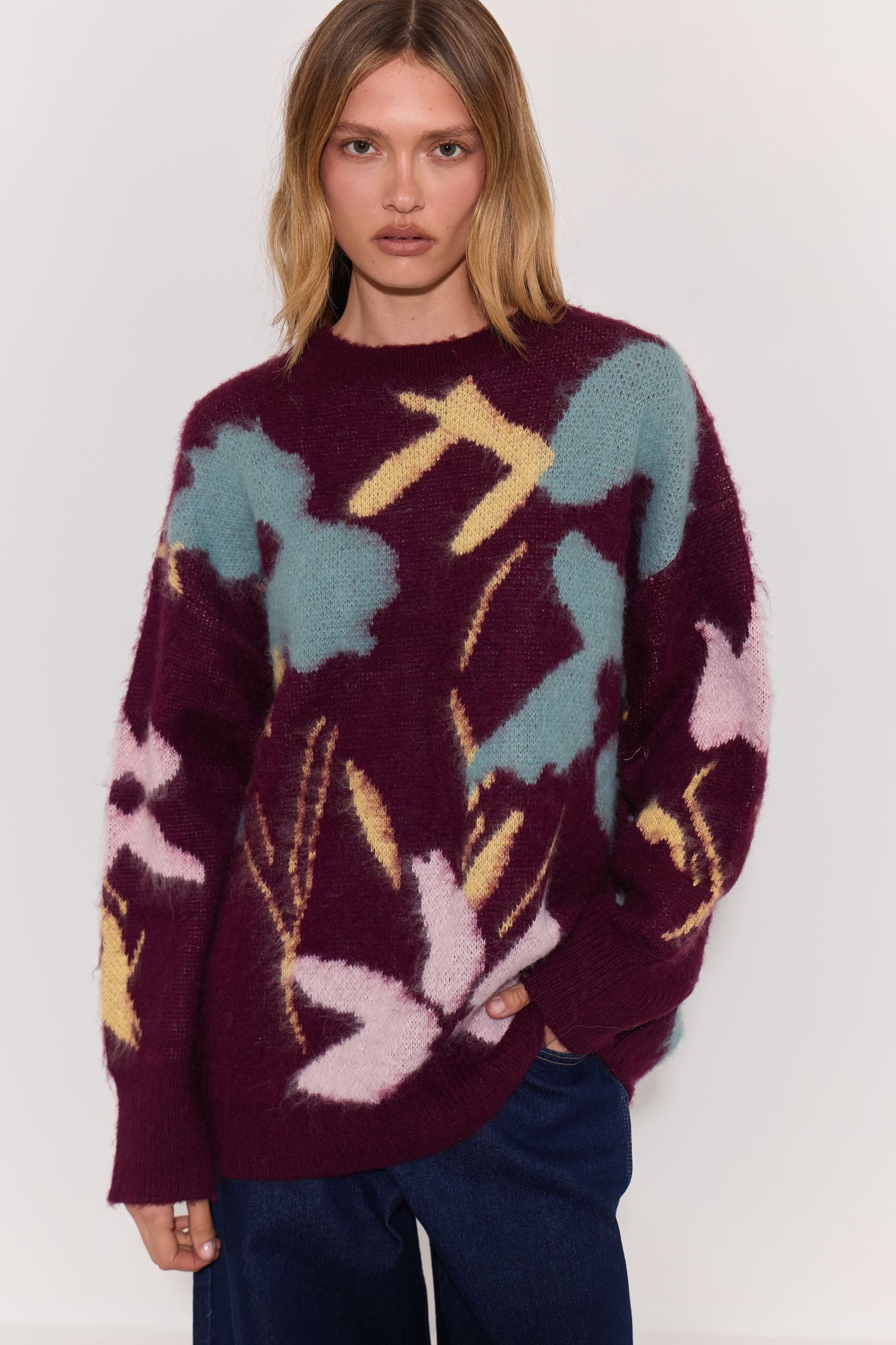Warehouse Warehouse Women's Wool Blend Relaxed Abstract Floral Knitted Jumper in Berry