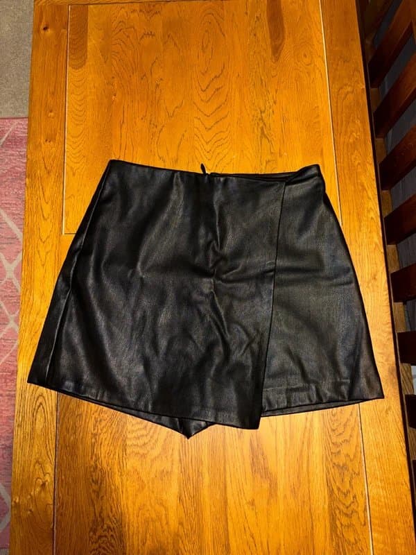 New Look Size 8 newlook black leather skort