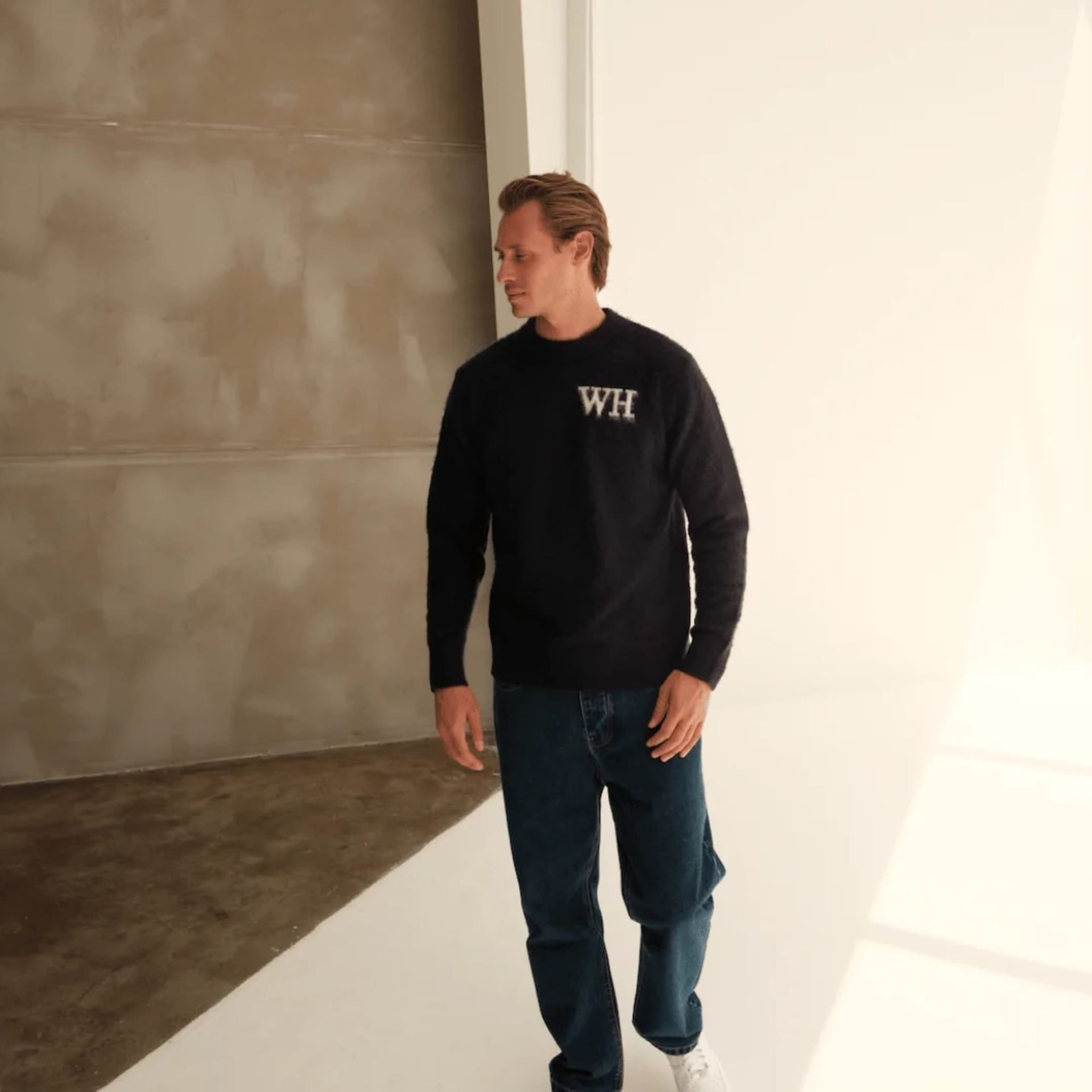 Walker & Hunt Walker & Hunt Men's WH Crewneck in Navy - 4