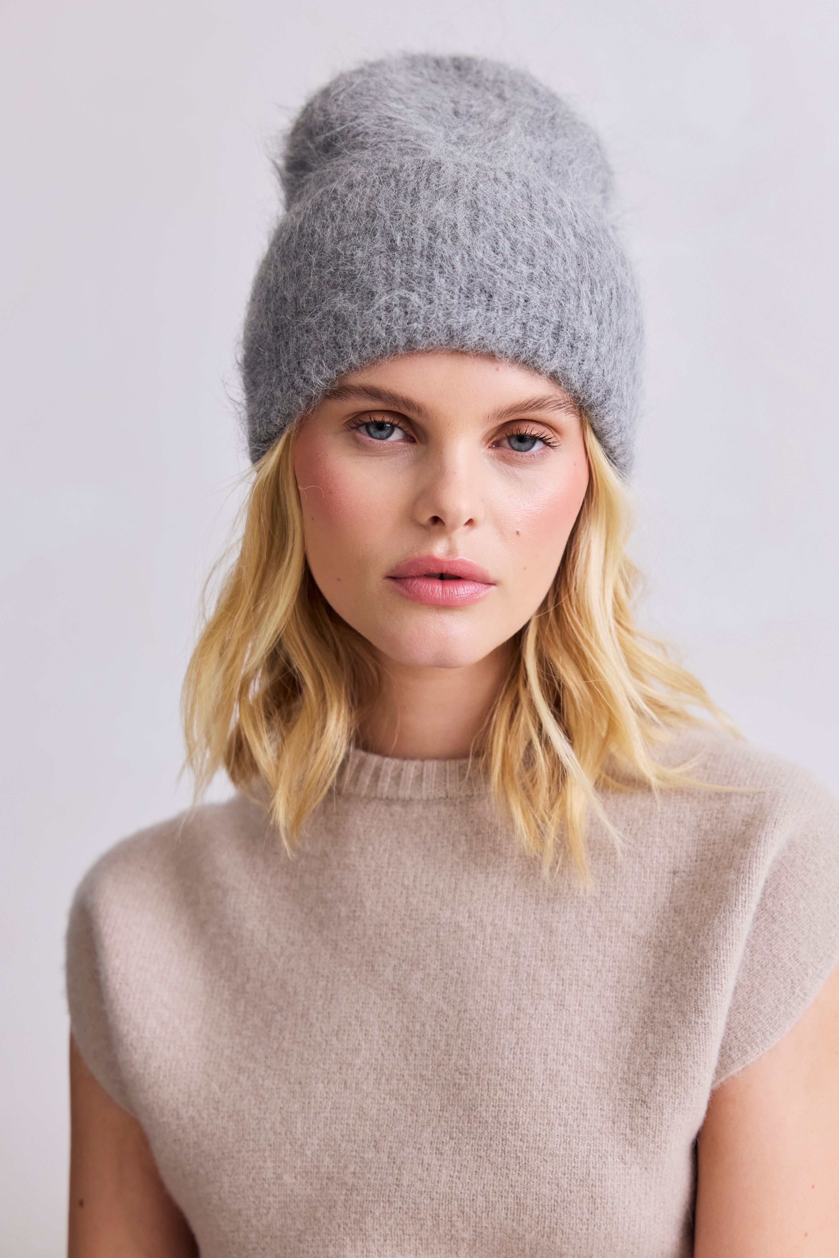 Arctic Fox & Co. Arctic Fox & Co. Women's The Alpaca Beanie in Grey - 2