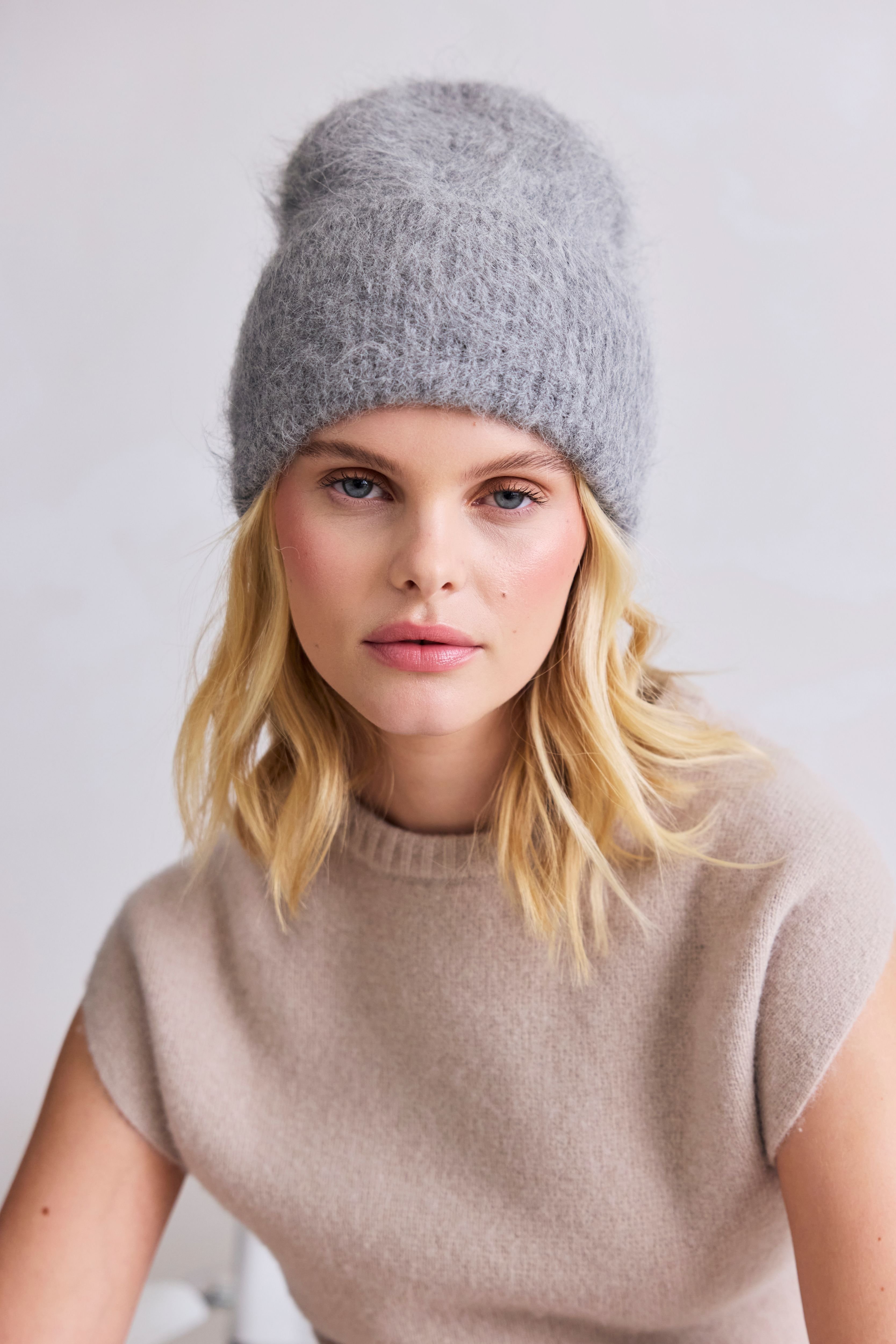 Arctic Fox & Co. Arctic Fox & Co. Women's The Alpaca Beanie in Grey - 3