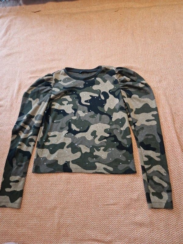 Zara Size medium zara camouflage crop top with puff sleeves and rhinestones