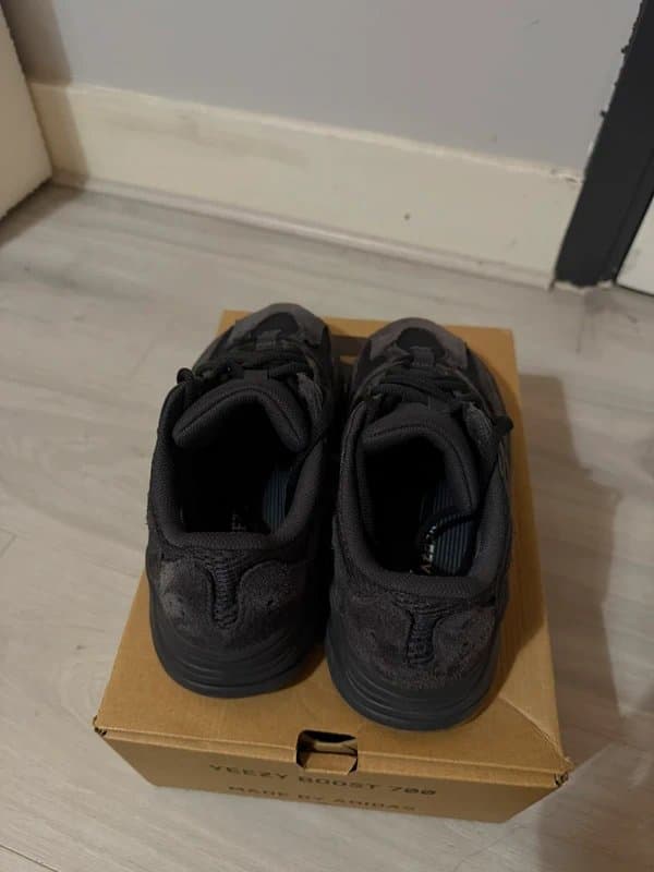 Yeezy Yeezy Boost 700 utility black