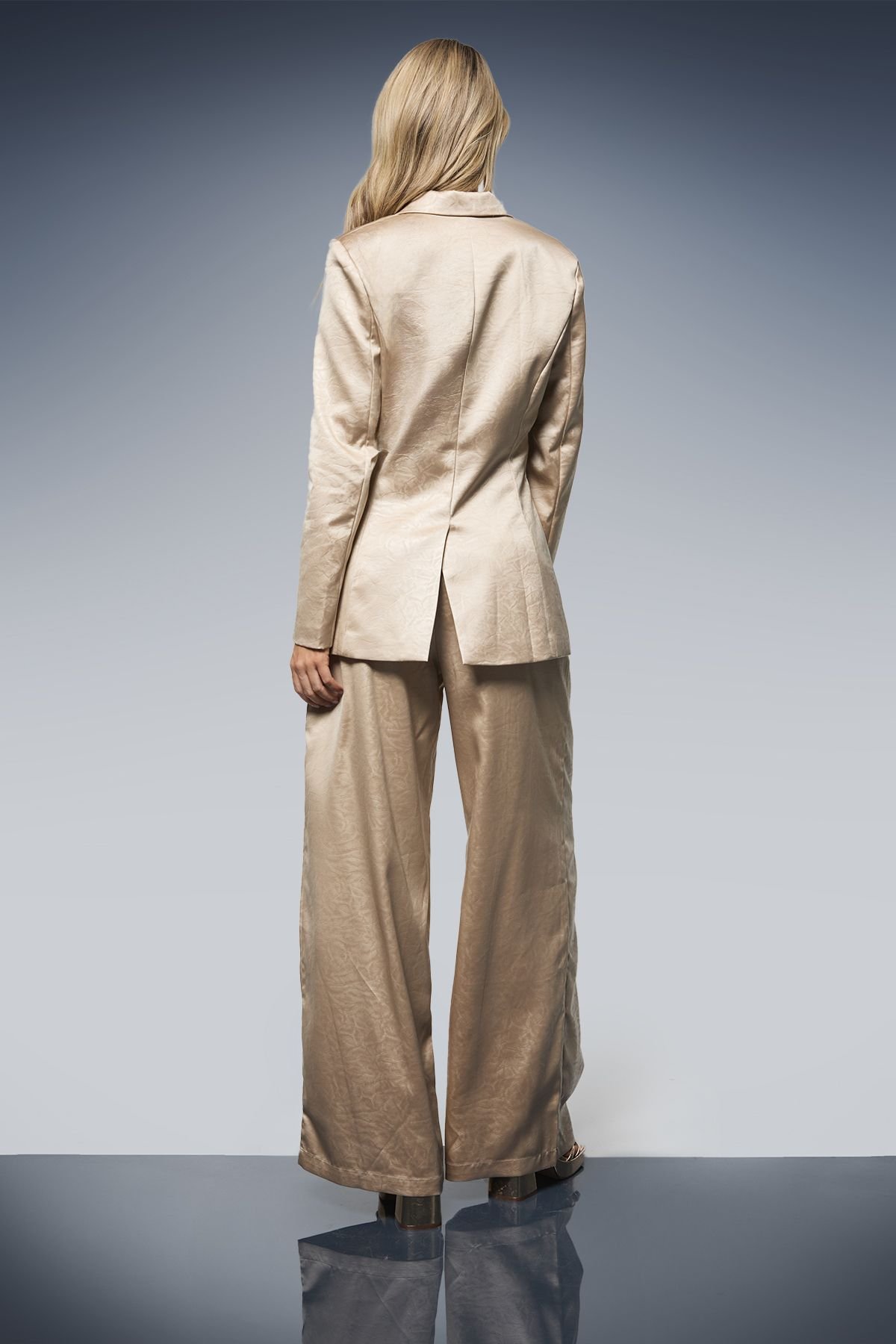 Dorothy Perkins Dorothy Perkins Women's Textured Satin Single Breasted Blazer in Champagne - 3