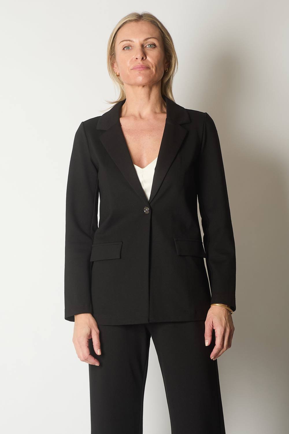 SOLO SOLO Women's Single-Breasted Tailored Blazer in Black - 3