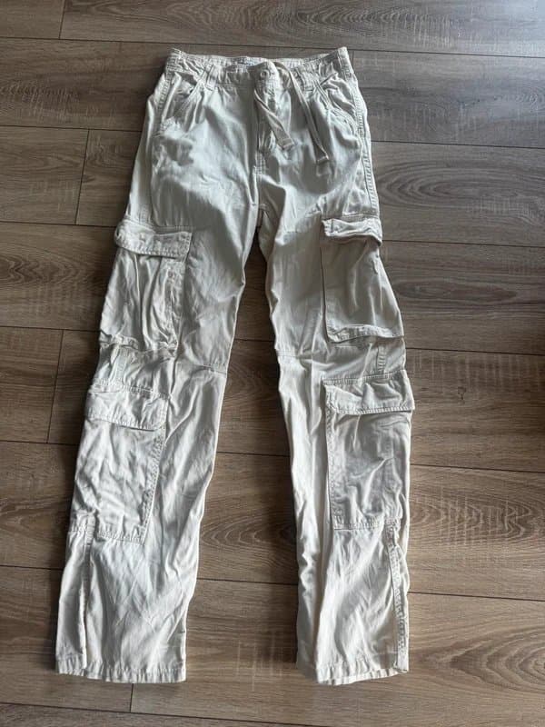 Bershka Bershka cream cargo pants with pockets