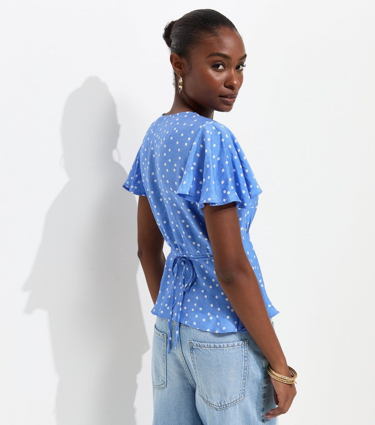 New Look Women's Blue Crinkle Texture Spot Print V-Neck Tea Blouse New Look - 4