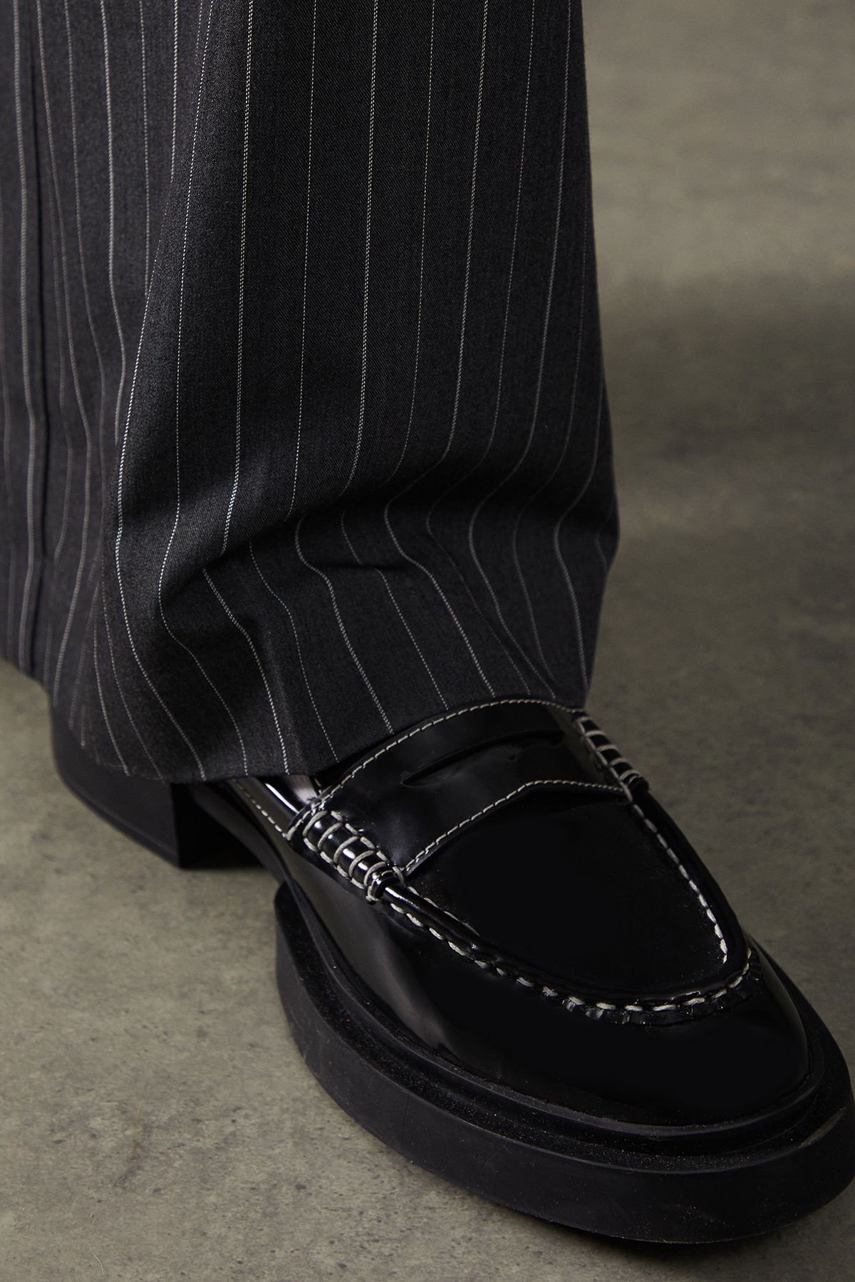 Faith Faith Women's : Real High Shine Leather Contrast Stitch Chunky Penny Loafers in True Black - 3