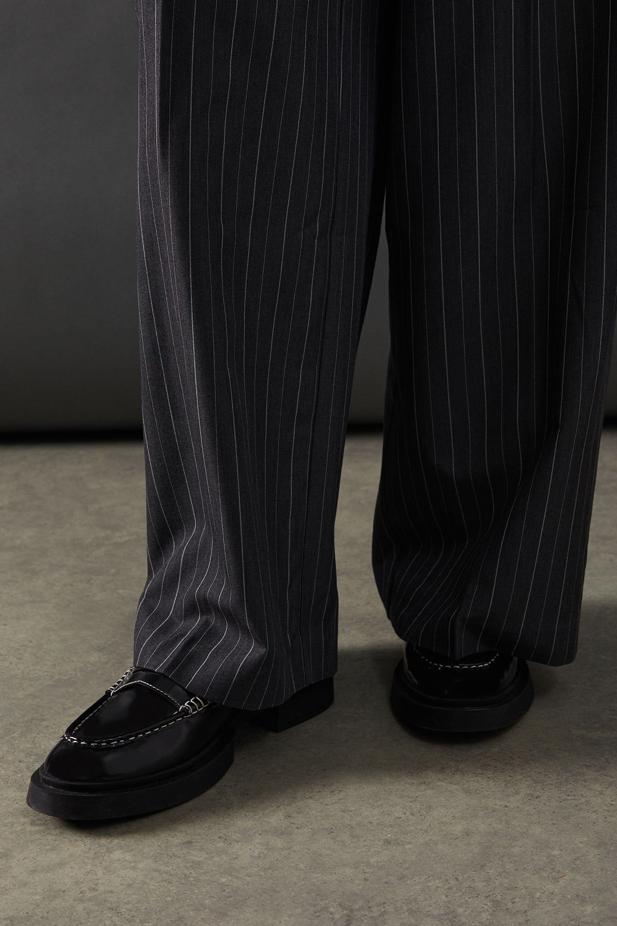 Faith Faith Women's : Real High Shine Leather Contrast Stitch Chunky Penny Loafers in True Black - 4