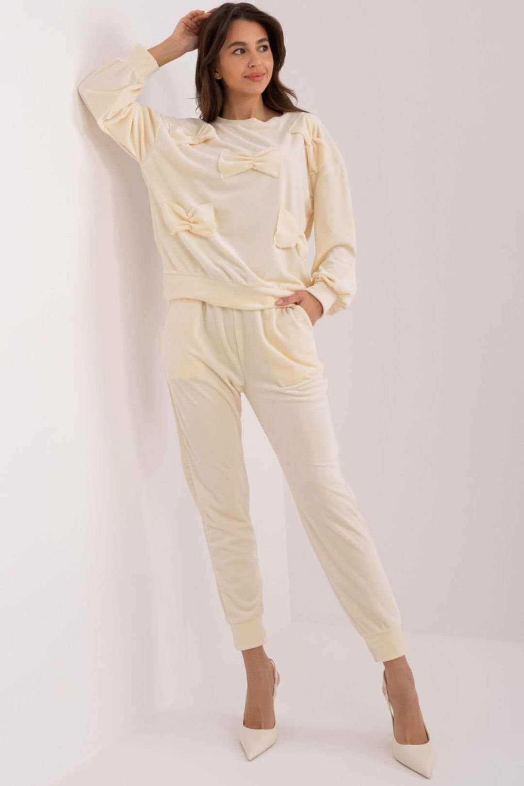 Love Lace Love Lace Women's Velour Bow Detail Sweatshirt & Pants Set in Beige