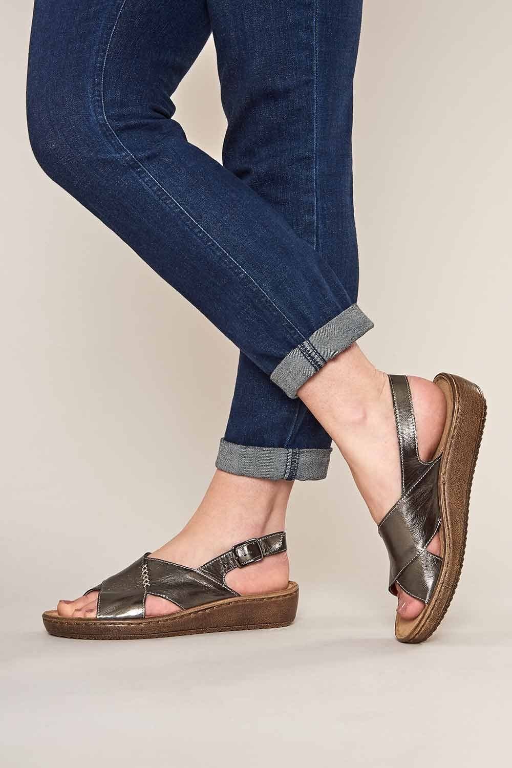 Moshulu Moshulu Women's Metallic Silver Slingback Sandals