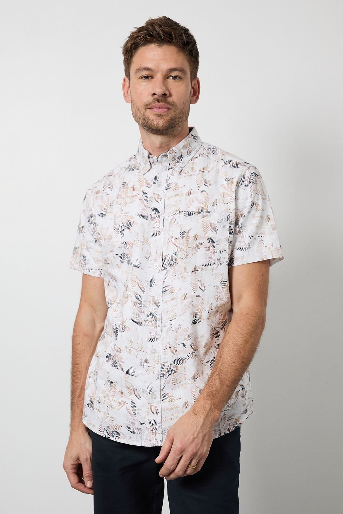 Maine Maine Men's Off White Fern Print Short Sleeve Shirt in Off-White