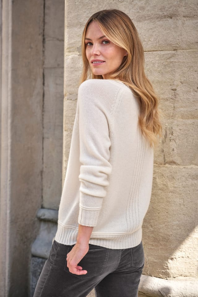 Pure Collection Pure Collection Women's Cashmere Lofty Raglan Sleeve Jumper in White - 3