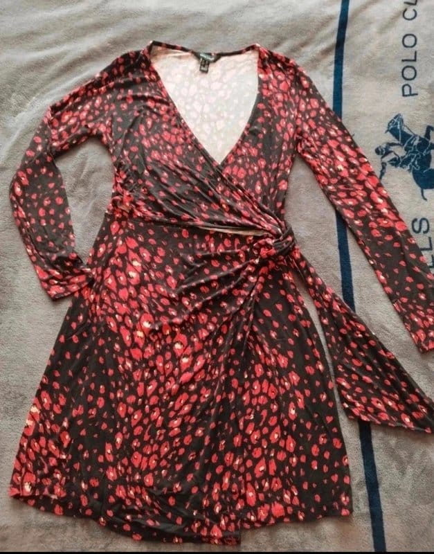 New Look lovely wrap dress 96%viscose red spots leopard size M elastic excelIent condition - 1