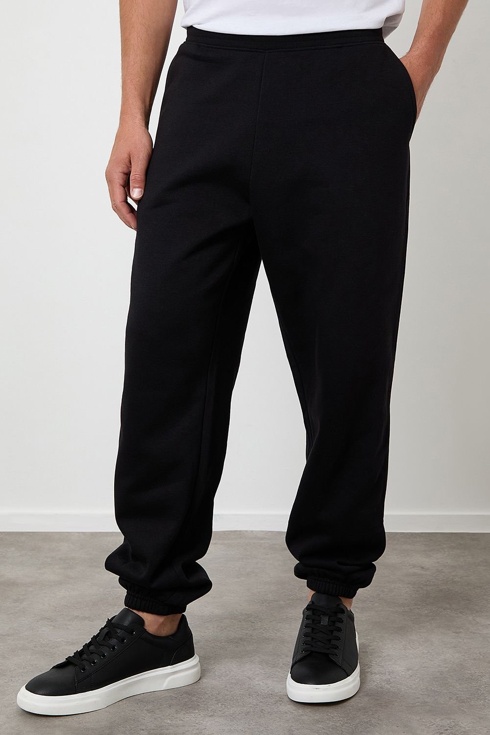 Threadbare Threadbare Men's Relaxed Fit Cuffed Joggers in Black - 2