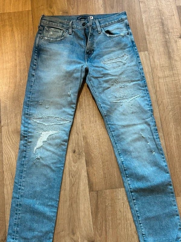 Levis Levi’s cute ripped jeans perfect for spring