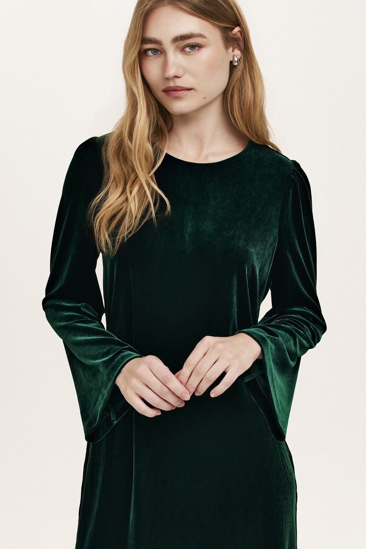 Finery London Finery London Women's Hattie Velvet Round Neck Short Dress in Bottle Green - 4