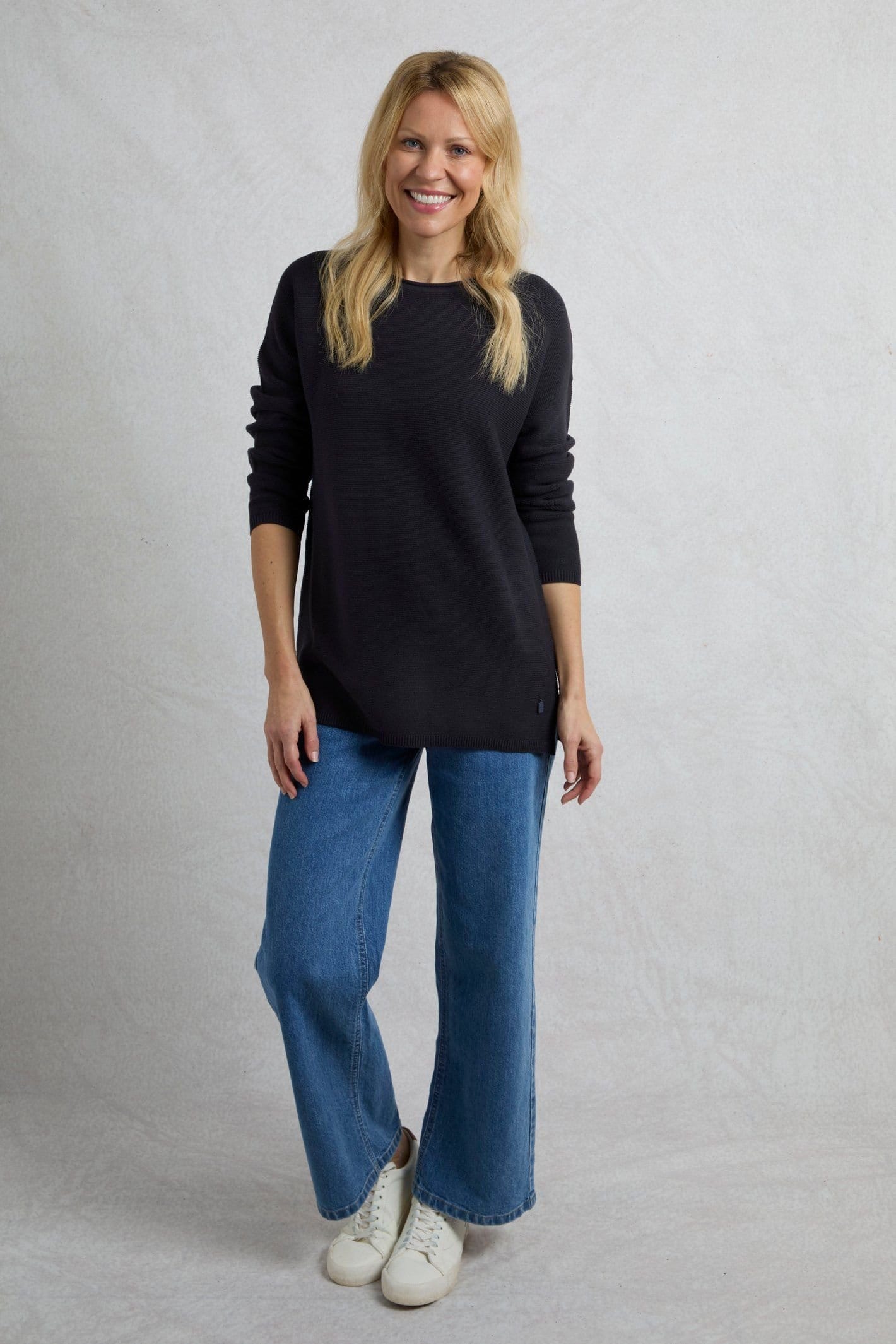 Weird Fish Weird Fish Women's Dalla Knitted Crew Neck Jumper in Dark Navy - 4