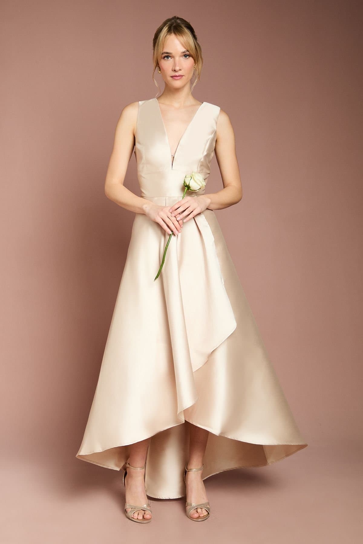 Coast Coast Women's Honoured Sleeveless Plunge Waterfall Twill Maxi Bridesmaid Dress in Champagne