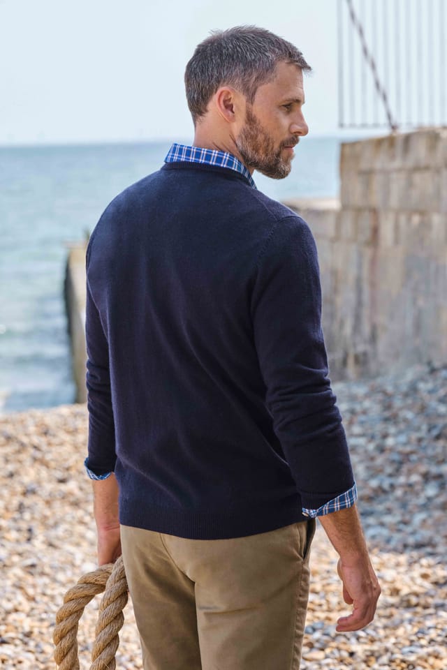 WoolOvers WoolOvers Men's Mens Cashmere & Merino Classic V Neck Knitted Jumper in Dark Navy - 3