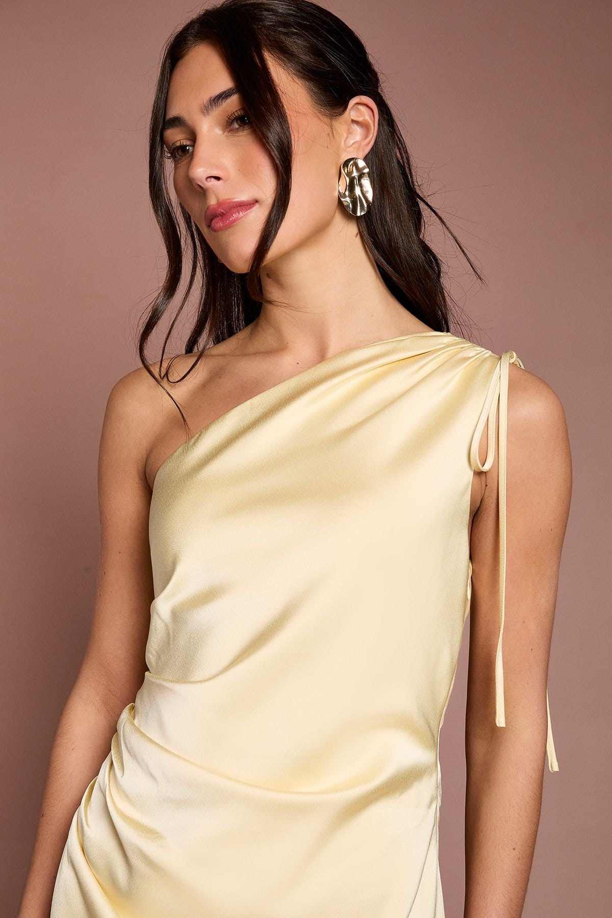 Oasis Oasis Women's Butter Yellow Ruched Side Detail One Shoulder Satin Maxi Bridesmaid Dress - 4