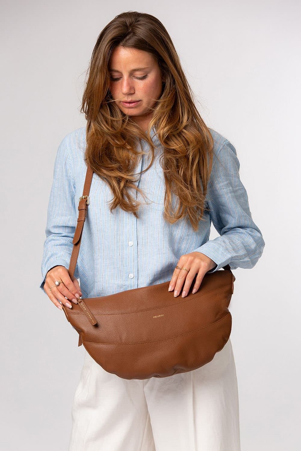 Pure Luxuries London Pure Luxuries London Women's 'Emilia' Leather Cross Body Bag in Tan