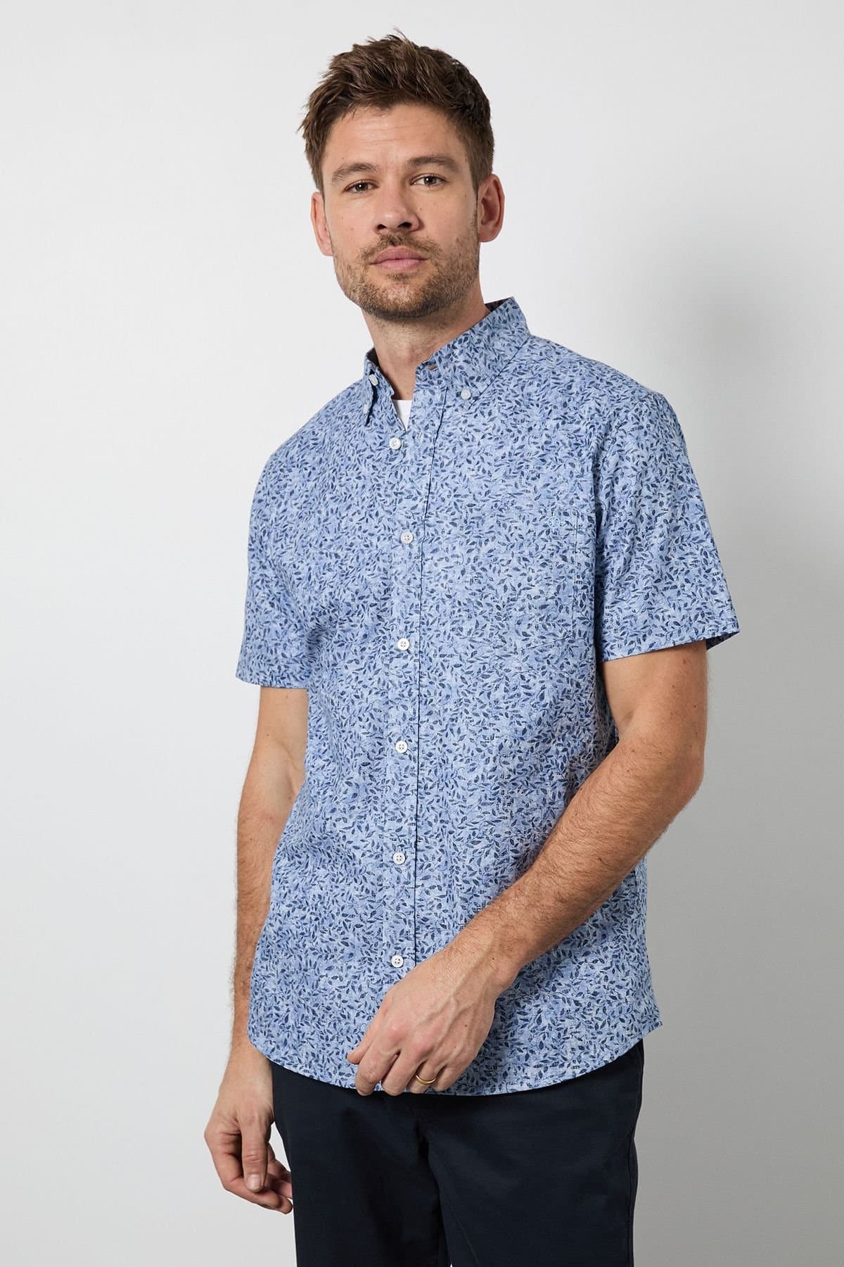 Maine Maine Men's Blue Floral Print Short Sleeve Shirt