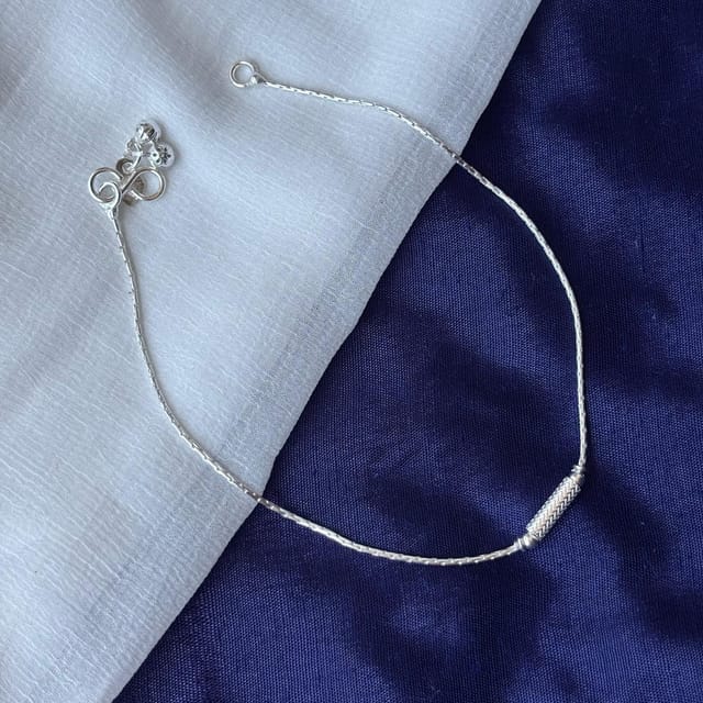 The Colourful Aura The Colourful Aura Women's Pure Silver Slim Minimalistic Indie Boho Silver Indian Payal Anklet - 3