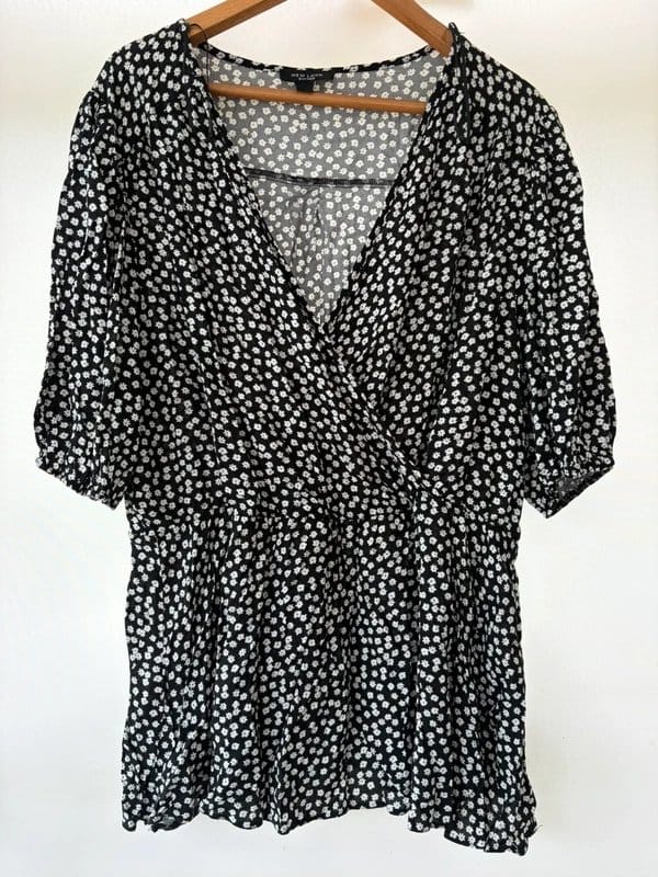 New Look Curves Black Ditsy Floral Peplum Blouse – Size UK 28