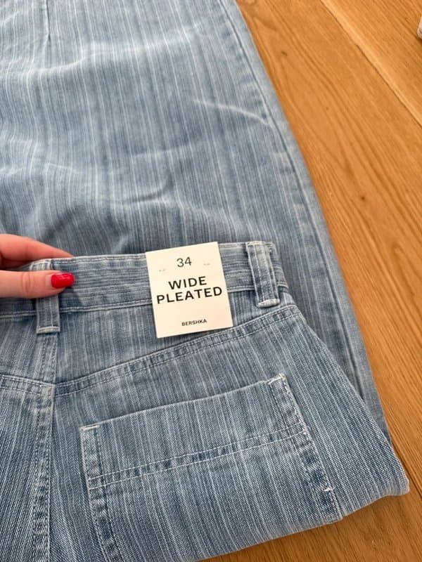 Bershka Bershka wide leg pleated jeans EU34