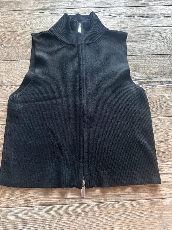 Bershka Black Ribbed Knit Zip-Up Vest